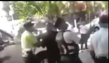 Agentes de AMET golpean motoristas