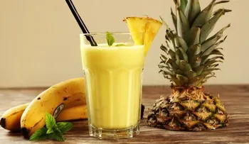 Batido tropical con piña, naranja, plátano y mandarina, para prevenir los signos de la edad