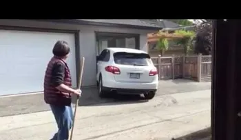 Conozca la manera menos correcta para parquear un Porsche