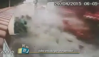 Video: la avalancha de Coca Cola que casi arrasa a un hombre
