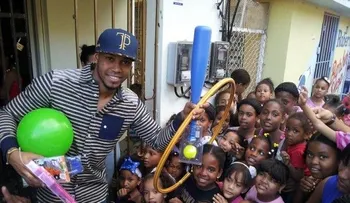 Pelotero Engel Beltré entrega juguetes a niños en Herrera