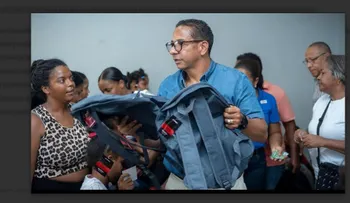Pedro Jiménez entrega útiles escolares a niños del Circ. 2, DN