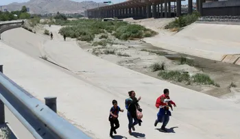 Trump amenaza con vetar ley destina ayuda a los inmigrantes arrestados en la frontera