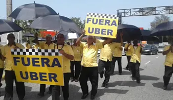 Taxistas protestan contra operaciones de Uber en zona del AILA