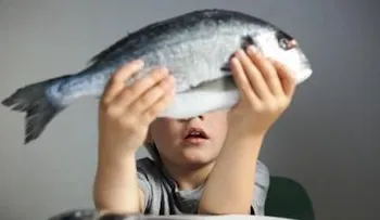 El pescado disminuye triglicéridos y presión arterial: los niños que los consumen son más inteligentes