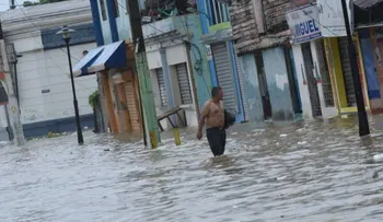 Aguaceros seguirán el fin de semana por amplia vaguada; Onamet AVISA posibles inundaciones