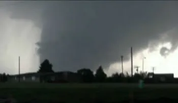 Impresionante video de un tornado cerca de una granja en Kansas