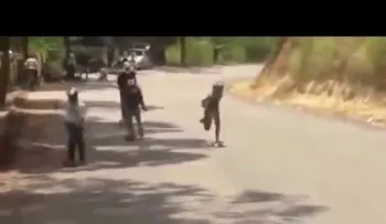 Un skater muere atropellado mientras descendía por una colina (VIDEO)