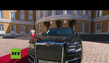 Comparan limusinas de Putin y Trump: El Aurus contra 'La Bestia