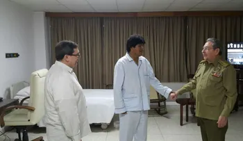 Raúl Castro visitó a Evo Morales en el hospital de La Habana donde está internado