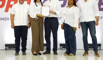 Abinader entrega RD$85 millones a 400 microempresarios en San Juan de la Maguana