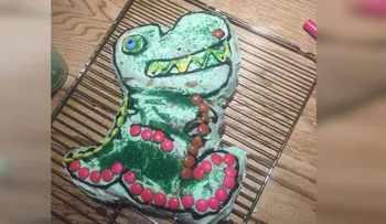 Chris Hemsworth le hizo una T-Rex de chocolate a su hija India Rose por su cumpleaños