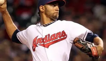 Dominicano Salazar se luce en triunfo de los Indios 