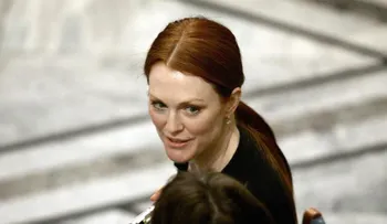 Julianne Moore se une a petición de renombrar su secundaria por racismo