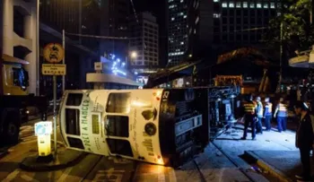 Catorce personas herida al volcar un tranvía de dos pisos en el centro de Hong Kong