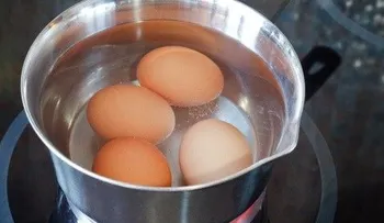 Añadir una cucharadita de bicarbonato y de vinagre para cocinar unos ricos huevos duros