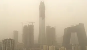 Tormenta de arena impulsa contaminación de Beijing a niveles nunca vistos