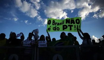 Protestan contra el nombramiento de Lula como ministro frente a la sede del Gobierno