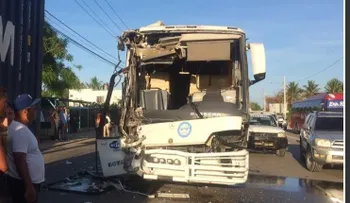 Confirman cinco personas heridas al accidentarse un autobús en Autovía del Coral