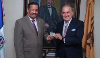 JCE entrega cédula dominicana al empresario venezolano Gustavo Cisneros 