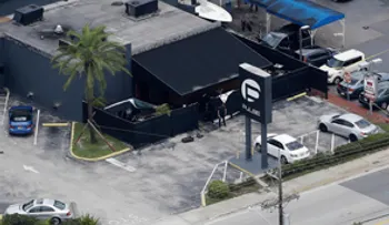 Dictan libertad bajo fianza para la esposa del autor de la matanza de Orlando