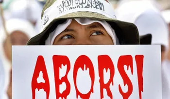 Encarcelan por abortar adolescente violada por su hermano en Indonesia