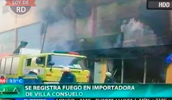 Fuego consume camioneta cargada de muebles de caoba