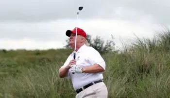 Descubren a Trump jugando golf luego de ordenar bomba y misiles