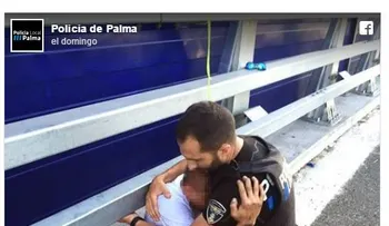 Se riega en las redes foto del policía que salvó a un suicida con un abrazo