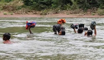 Video: Niños que deben nadar para llegar al colegio