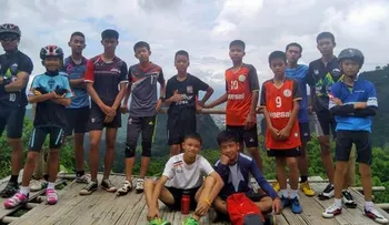 Uno por uno: los niños futbolistas que estuvieron atrapados en una cueva en Tailandia