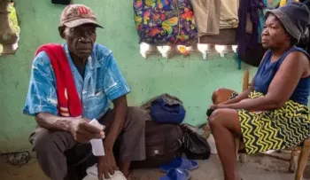 Haitianos vuelven a sus casas en ruinas tras la guerra entre bandas