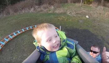 El increíble regalo que un padre le construyó a su pequeño hijo en el patio de la casa