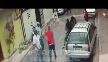 IMAGENES FUERTES: Captan asesinato a machetazos de un hombre en Los Ríos  