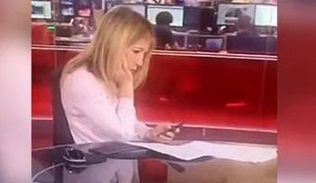 Cuando te pillan revisando tu teléfono en pleno directo