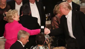Donald Trump y Hillary Clinton convierten una cena benéfica en un nuevo cruce de ataques
