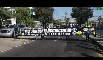 Partidos de oposición marchan hacia el Altar de la Patria