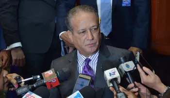 Reinaldo Pared Pérez defiende a senadores Valentín y Galán