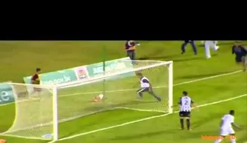 Masajista entra al campo de juego y evita gol contra su equipo