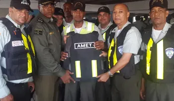 AMET inicia  entrega chalecos reflectivos  a sus agentes