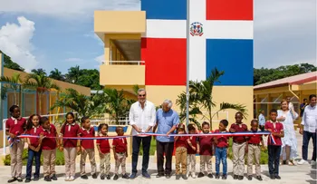 Abinader inaugura escuela y multiuso en La Vega; visita Expo-Vega Real y Biovega
