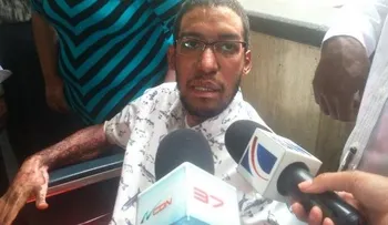 Joven quemado en el Metro acude a audiencia en silla de ruedas y exige justicia