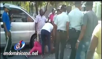 Video: Agentes de la AMET la emprenden contra mujer delante de sus dos niños 