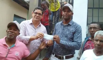 Diputado entrega aporte económico a Junta de Vecinos de Guajimía