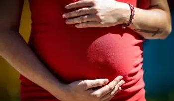 Estudio sugiere que embarazos muy seguidos podrían acelerar el envejecimiento biológico de la mujer