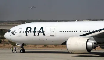 Pasajero abre puerta de emergencia de un avión, pensando que era el baño 