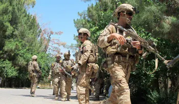 Soldados afganos desertan en medio del impulso del Talibán
