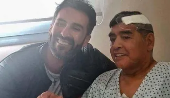 Médico de Maradona insultó a sus hijas y dijo que merecía un monumento