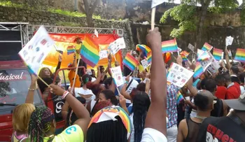 Embajador de EU, James Brewster encabeza desfile LGBT en DN