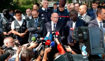 Ataque con cuchillo cerca de París deja dos muertos y un herido